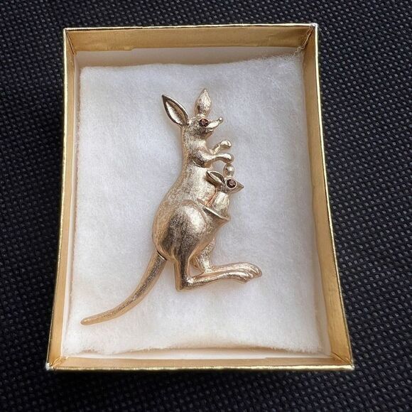 1975 VINTAGE AVON FASHION ACCENTS IN JEWELRY Kangaroo Gold-tone Pin 2.0 in - Picture 8 of 13